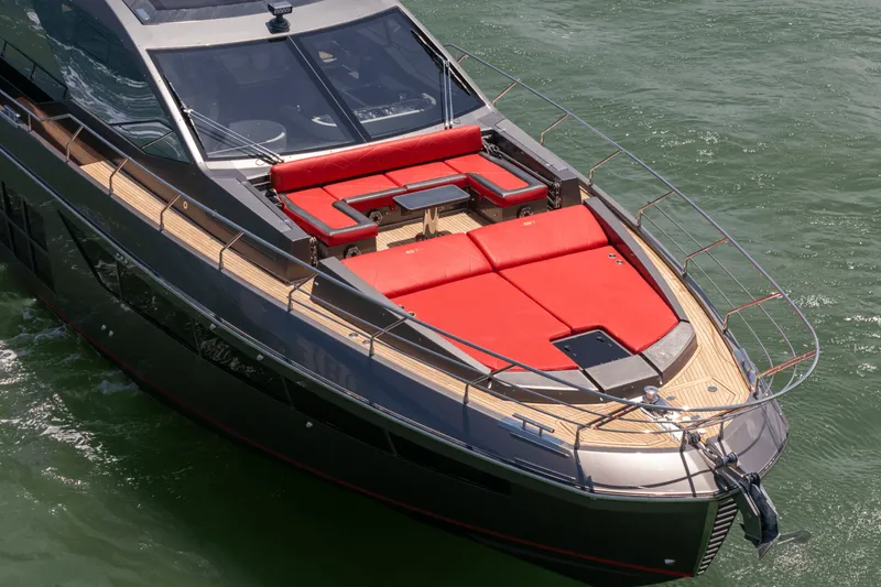 Slide: The Image of Azimut S7 2019 - 6