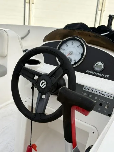 Slide: The Image of Bayliner E16 2016 - 3