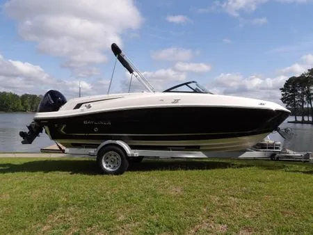 The Image of Bayliner VR5 2025 - 0