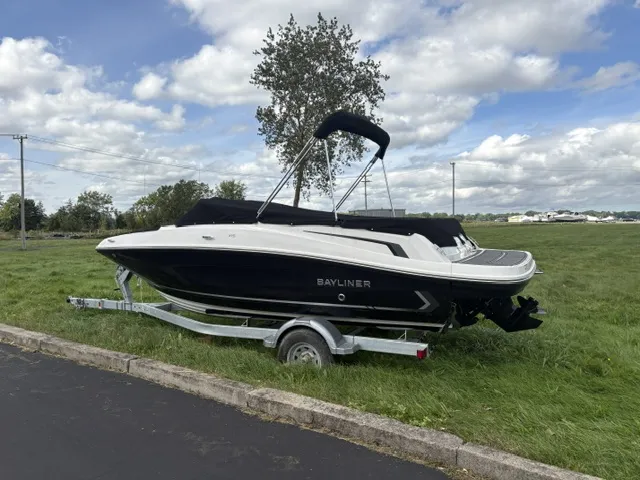 The Image of Bayliner VR5 2025 - 0