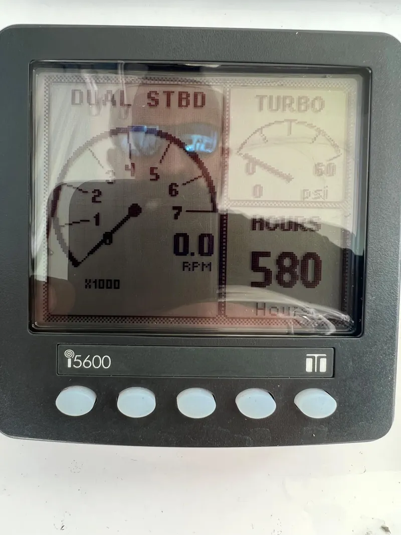 Slide: The Image of 2009 Spectre Sportfish engine hour meter displaying 580 hours and 0 RPM. - 28