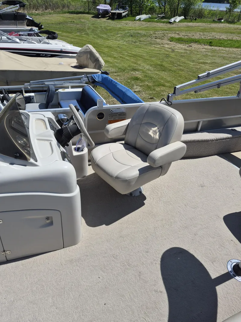 Slide: The Image of Southbay 525FCR 115MERC SEALEGS TRLR 2011 - 6