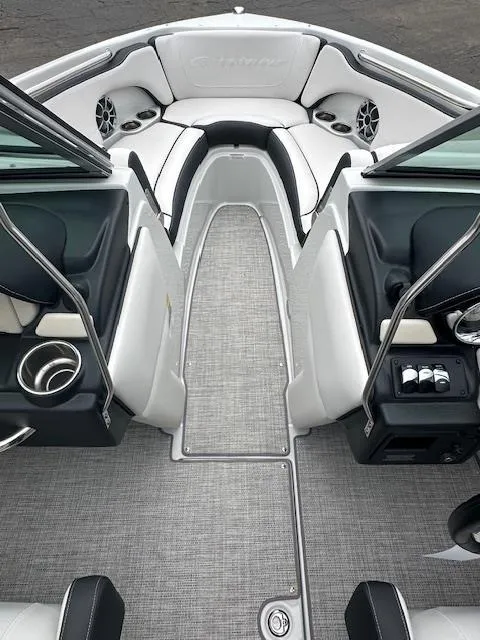Slide: The Image of Crownline Boats 200 SS 2024 - 17