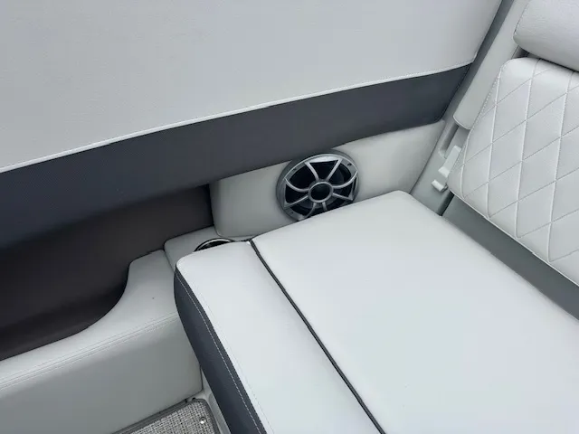 Slide: The Image of Crownline Boats 210 SS 2024 - 11