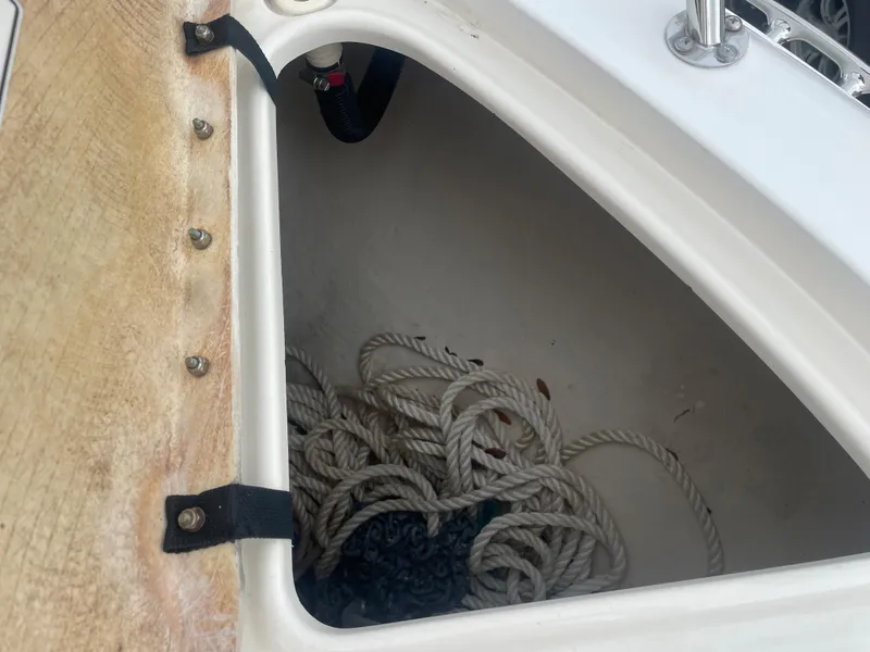 Slide: The Image of Storage compartment with ropes on a 2006 Sea Ray 270 Amberjack boat. - 39