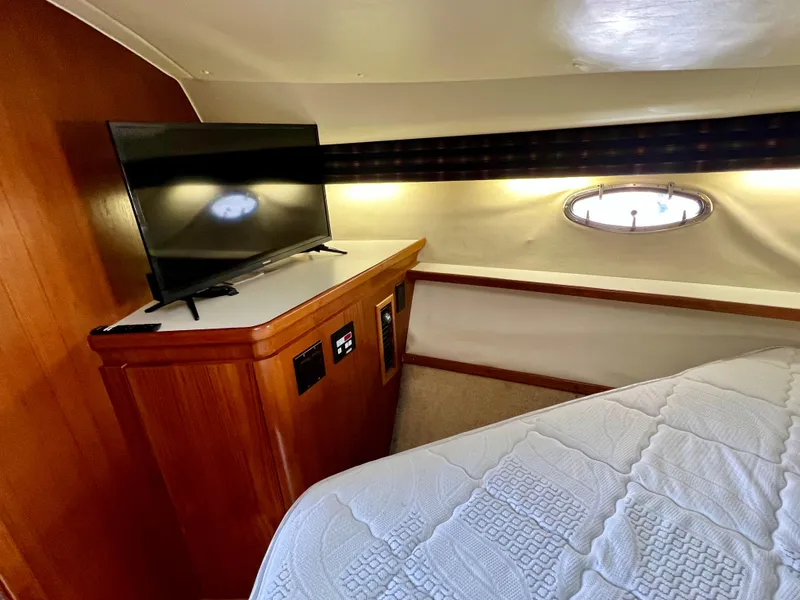 Slide: The Image of hanging locker/ TV - 33