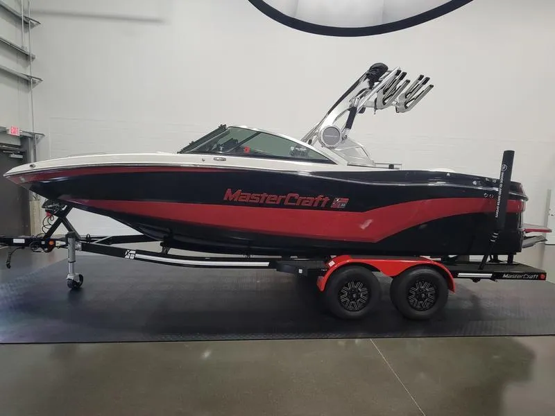 Slide: The Image of 2018 MasterCraft XT22 boat on trailer in showroom. - 10