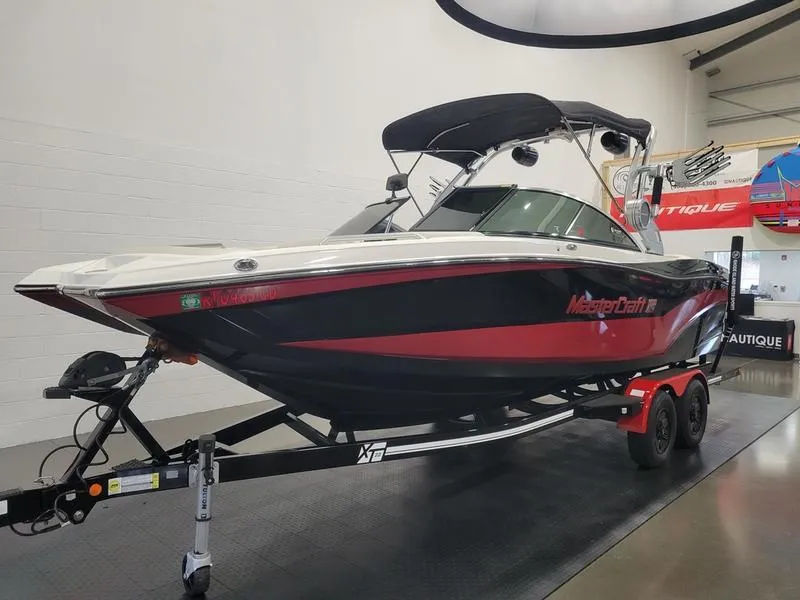 Slide: The Image of 2018 MasterCraft XT22 boat on trailer in showroom. - 4