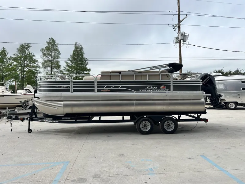 Slide: The Image of Sun Tracker Fishin' Barge 20 DLX 2024 - 5