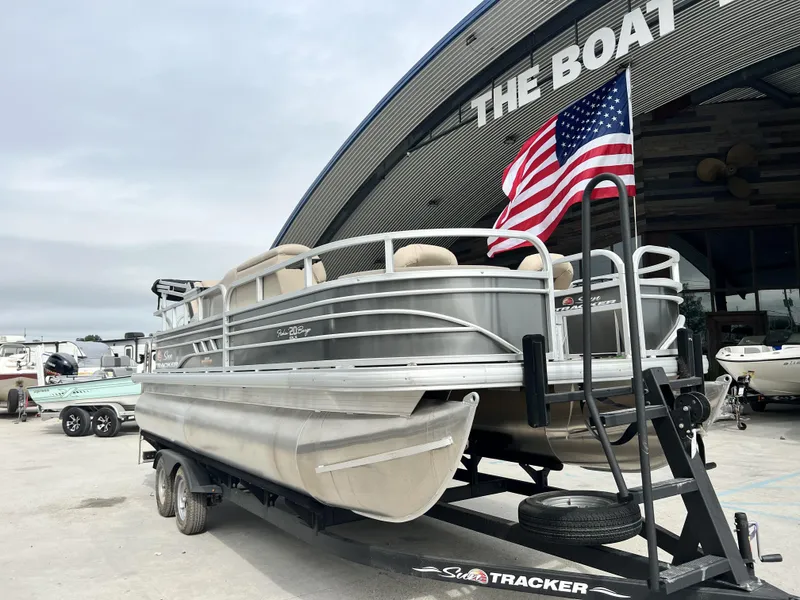 Slide: The Image of Sun Tracker Fishin' Barge 20 DLX 2024 - 6