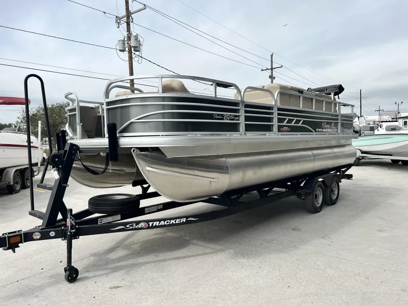 Slide: The Image of Sun Tracker Fishin' Barge 20 DLX 2024 - 7