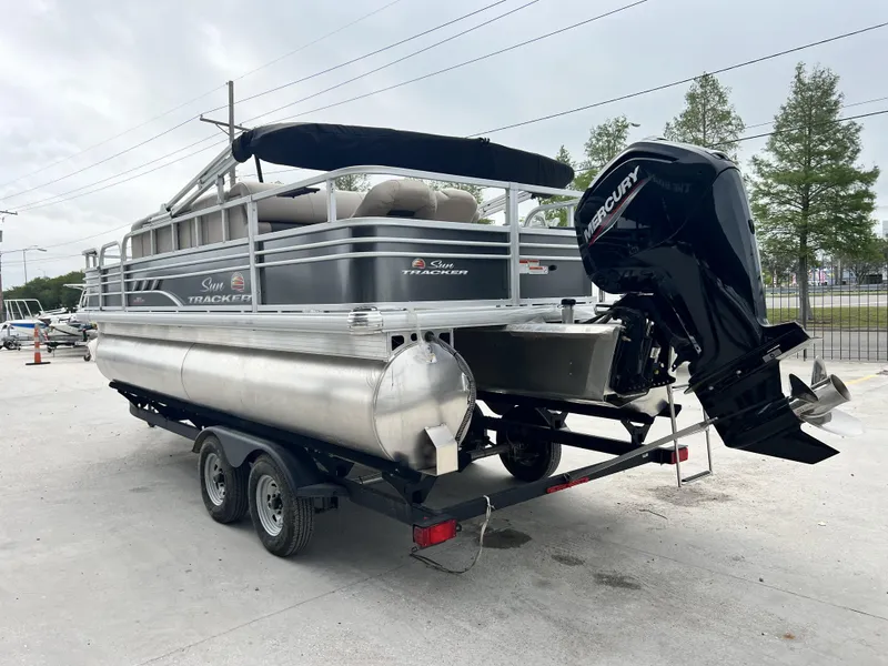 Slide: The Image of Sun Tracker Fishin' Barge 20 DLX 2024 - 8