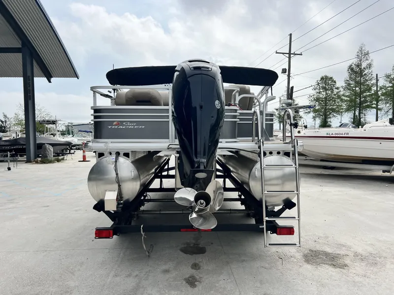 Slide: The Image of Sun Tracker Fishin' Barge 20 DLX 2024 - 9