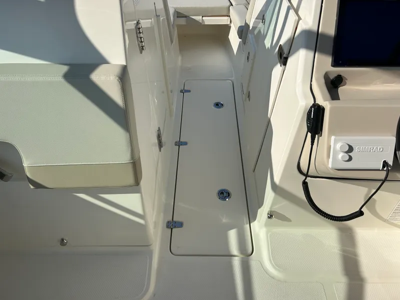 Slide: The Image of Boston Whaler 240 Vantage 2027 - 18