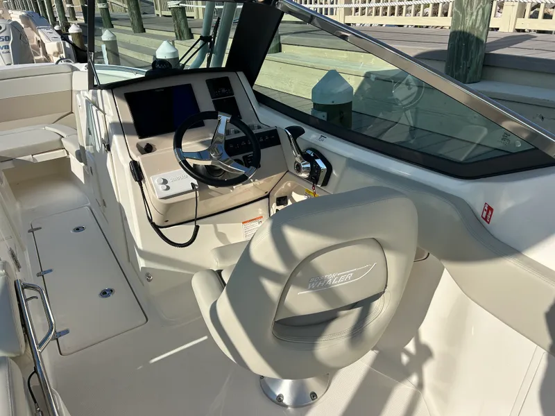 Slide: The Image of Boston Whaler 240 Vantage 2027 - 16
