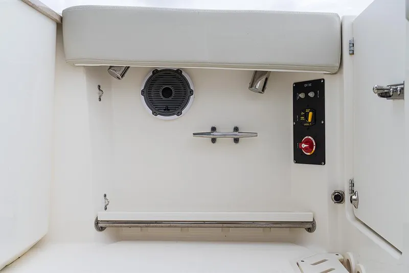 Slide: The Image of Boston Whaler 240 Vantage 2027 - 79