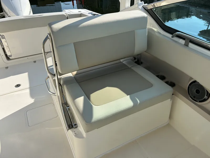Slide: The Image of Boston Whaler 240 Vantage 2027 - 20