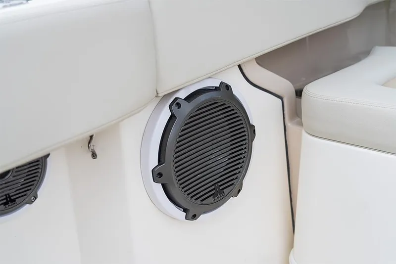 Slide: The Image of Boston Whaler 240 Vantage 2027 - 75