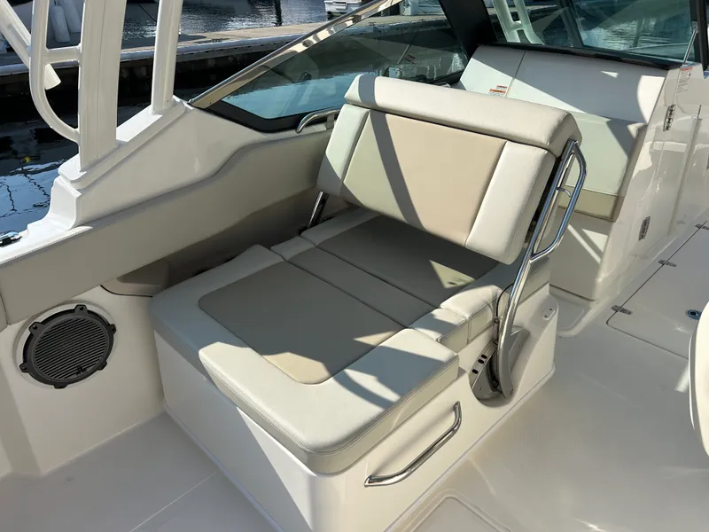 Slide: The Image of Boston Whaler 240 Vantage 2027 - 15