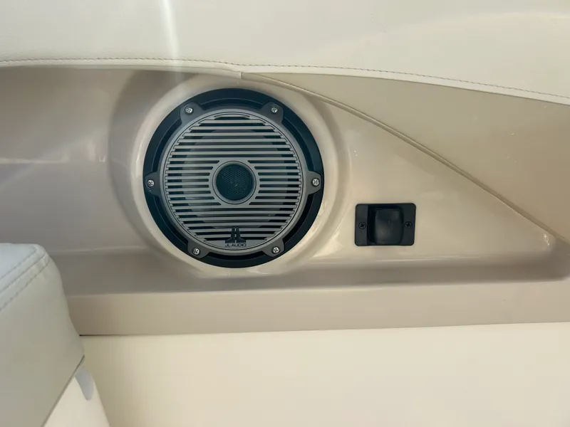 Slide: The Image of Boston Whaler 240 Vantage 2027 - 25