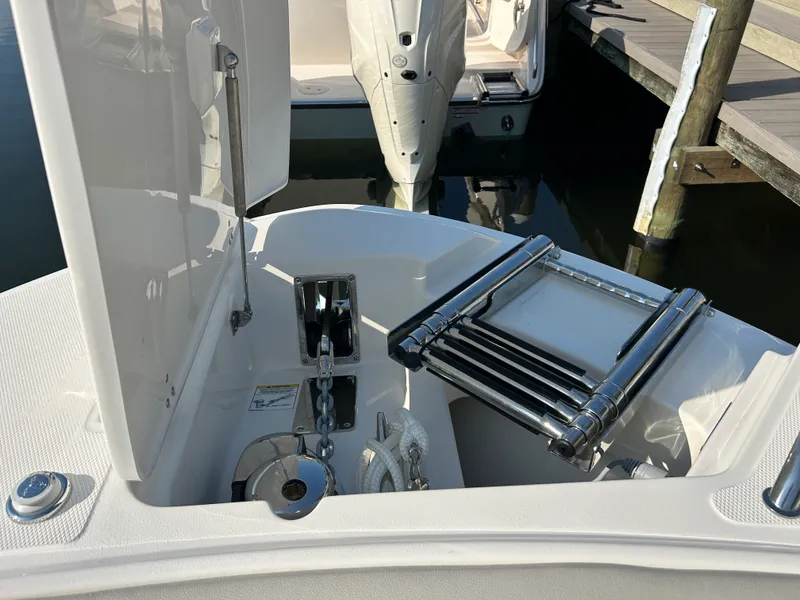 Slide: The Image of Boston Whaler 240 Vantage 2027 - 26