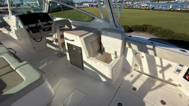 Slide: The Image of Boston Whaler 280 Vantage 2027 - 31
