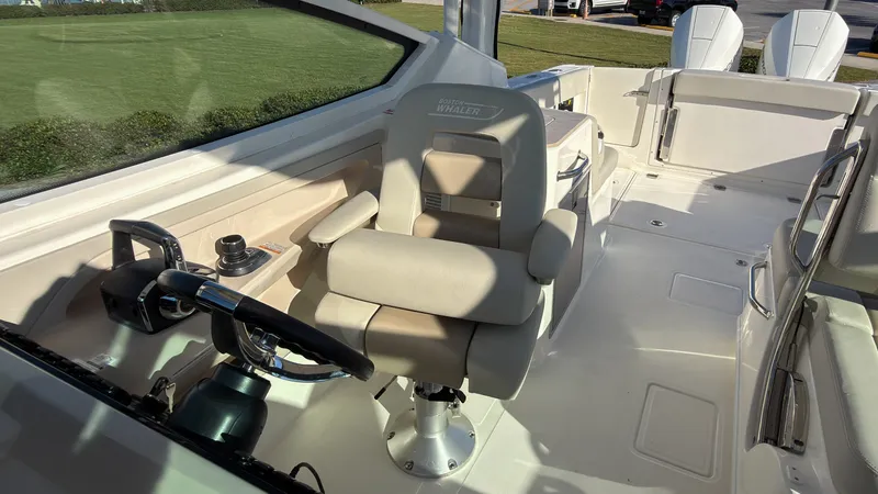 Slide: The Image of Boston Whaler 280 Vantage 2027 - 21