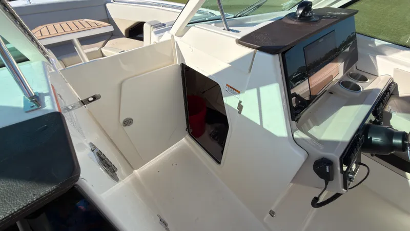 Slide: The Image of Boston Whaler 280 Vantage 2027 - 15