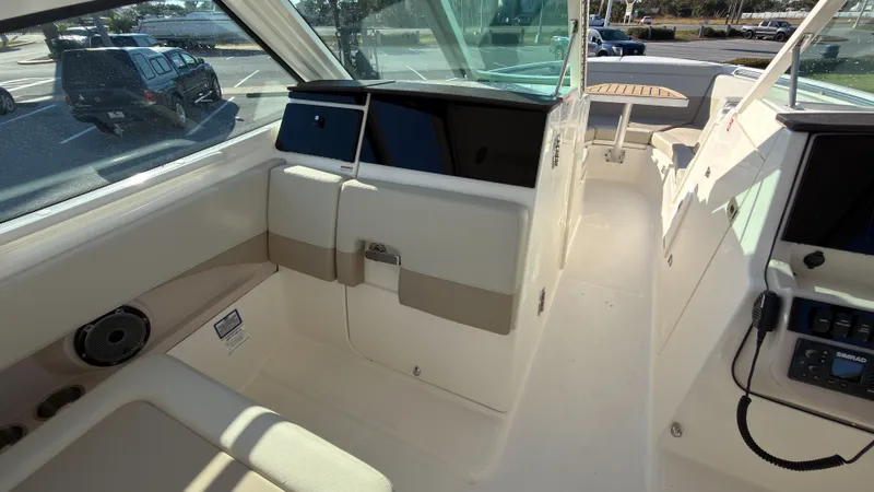 Slide: The Image of Boston Whaler 280 Vantage 2027 - 22