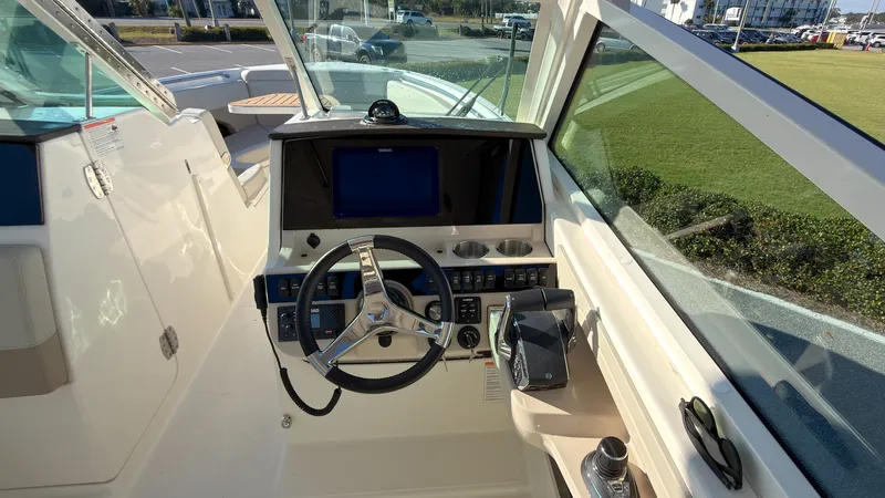 Slide: The Image of Boston Whaler 280 Vantage 2027 - 17