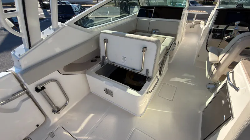 Slide: The Image of Boston Whaler 280 Vantage 2027 - 28