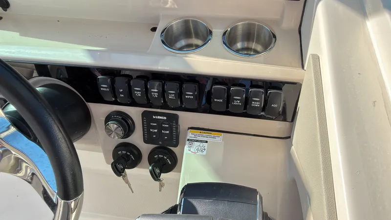 Slide: The Image of Boston Whaler 280 Vantage 2027 - 19
