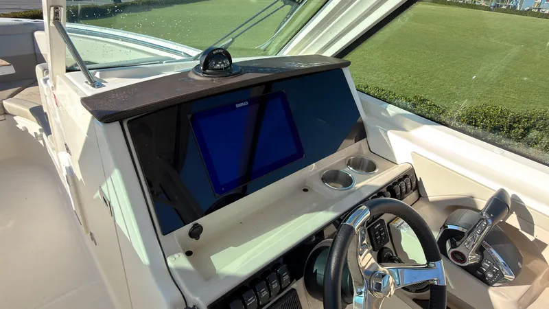 Slide: The Image of Boston Whaler 280 Vantage 2027 - 16