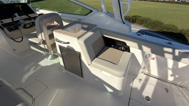 Slide: The Image of Boston Whaler 280 Vantage 2027 - 32