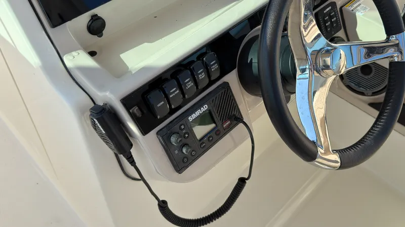 Slide: The Image of Boston Whaler 280 Vantage 2027 - 18