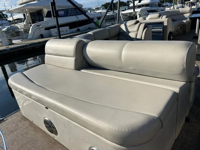 Slide: The Image of Harris Sunliner 220 2018 - 10