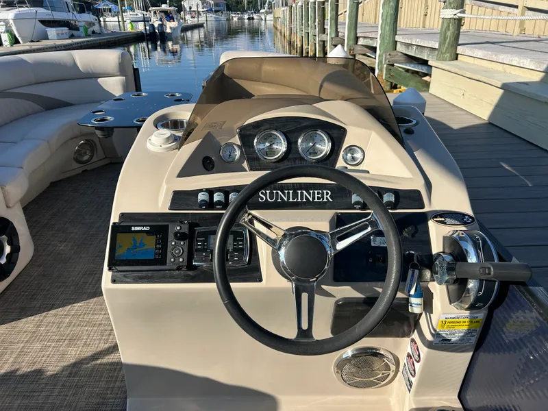Slide: The Image of Harris Sunliner 220 2018 - 18