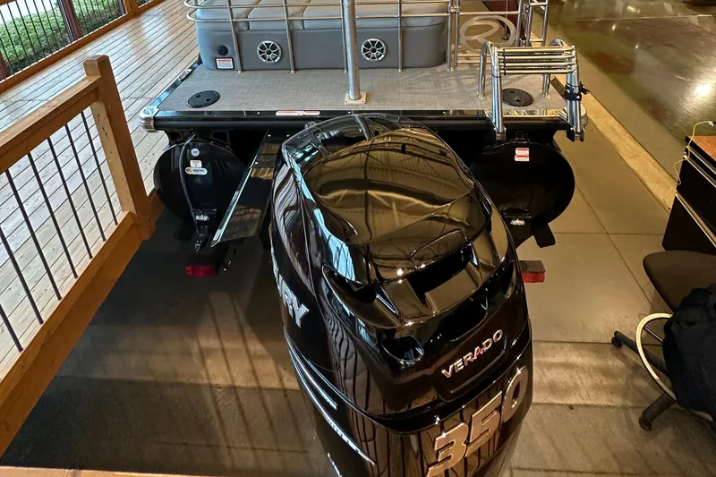 Slide: The Image of 2023 Regency 250 LE3 Sport boat with Mercury Verado 350 engine. - 4