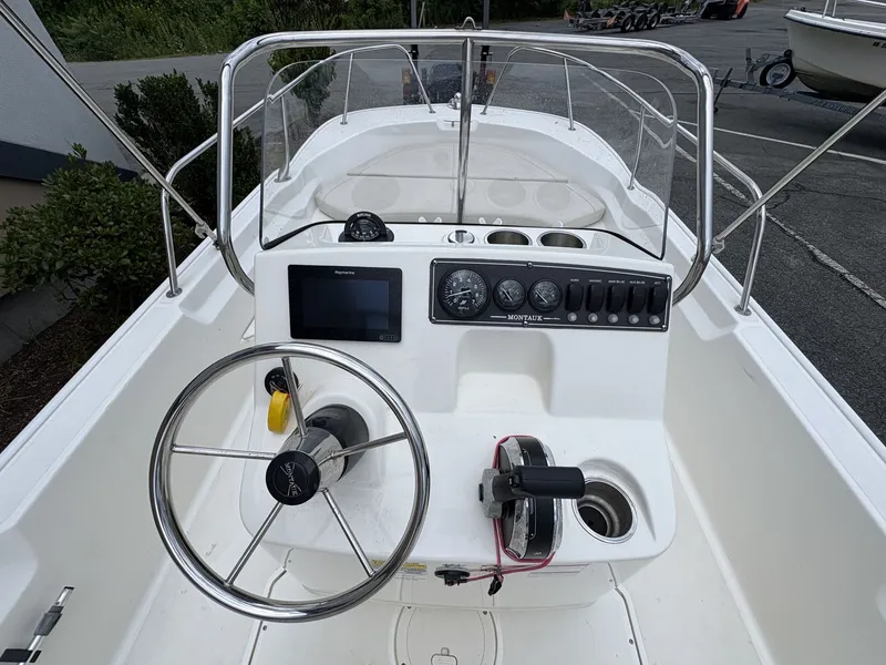 Slide: The Image of Boston Whaler 170 MONTAUK 2021 - 5