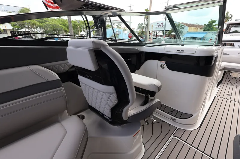 Slide: The Image of Sea Ray SLX 280 Outboard 2027 - 20