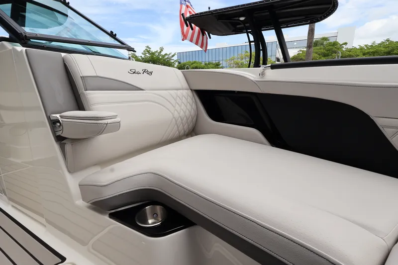 Slide: The Image of Sea Ray SLX 280 Outboard 2027 - 28