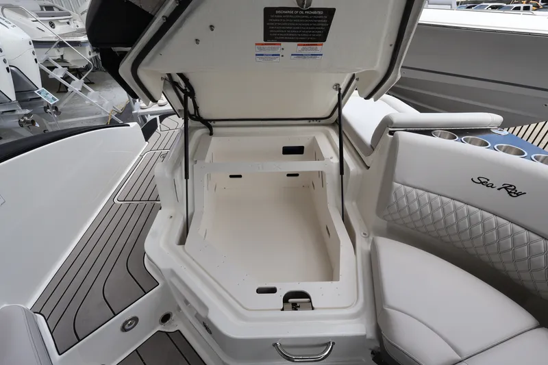 Slide: The Image of Sea Ray SLX 280 Outboard 2027 - 32