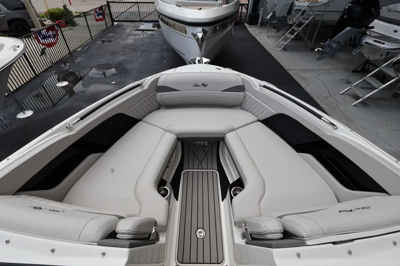 Slide: The Image of Sea Ray SLX 280 Outboard 2027 - 26