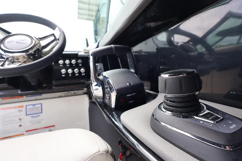 Slide: The Image of Sea Ray SLX 280 Outboard 2027 - 16