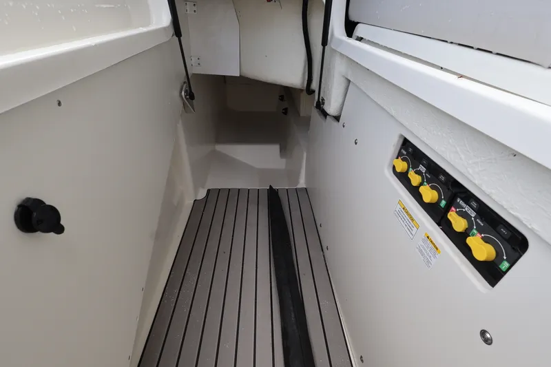 Slide: The Image of Sea Ray SLX 280 Outboard 2027 - 9
