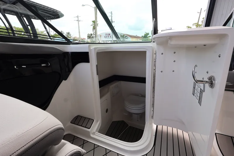 Slide: The Image of Sea Ray SLX 280 Outboard 2027 - 22