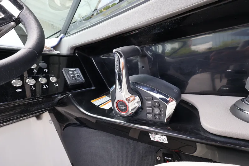 Slide: The Image of Sea Ray SLX 280 Outboard 2027 - 17