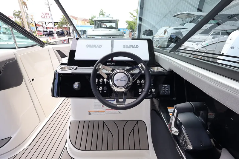 Slide: The Image of Sea Ray SLX 280 Outboard 2027 - 18