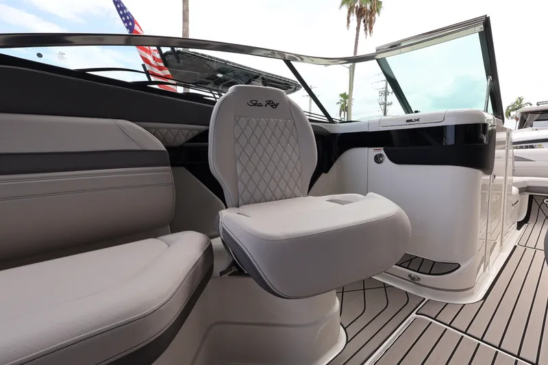 Slide: The Image of Sea Ray SLX 280 Outboard 2027 - 21