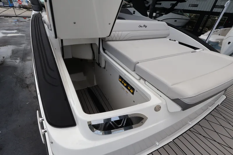 Slide: The Image of Sea Ray SLX 280 Outboard 2027 - 8